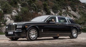 Photo de l’extérieur de la Rolls-Royce Phantom Wheelbase Extended 2016, l’avant du véhicule.